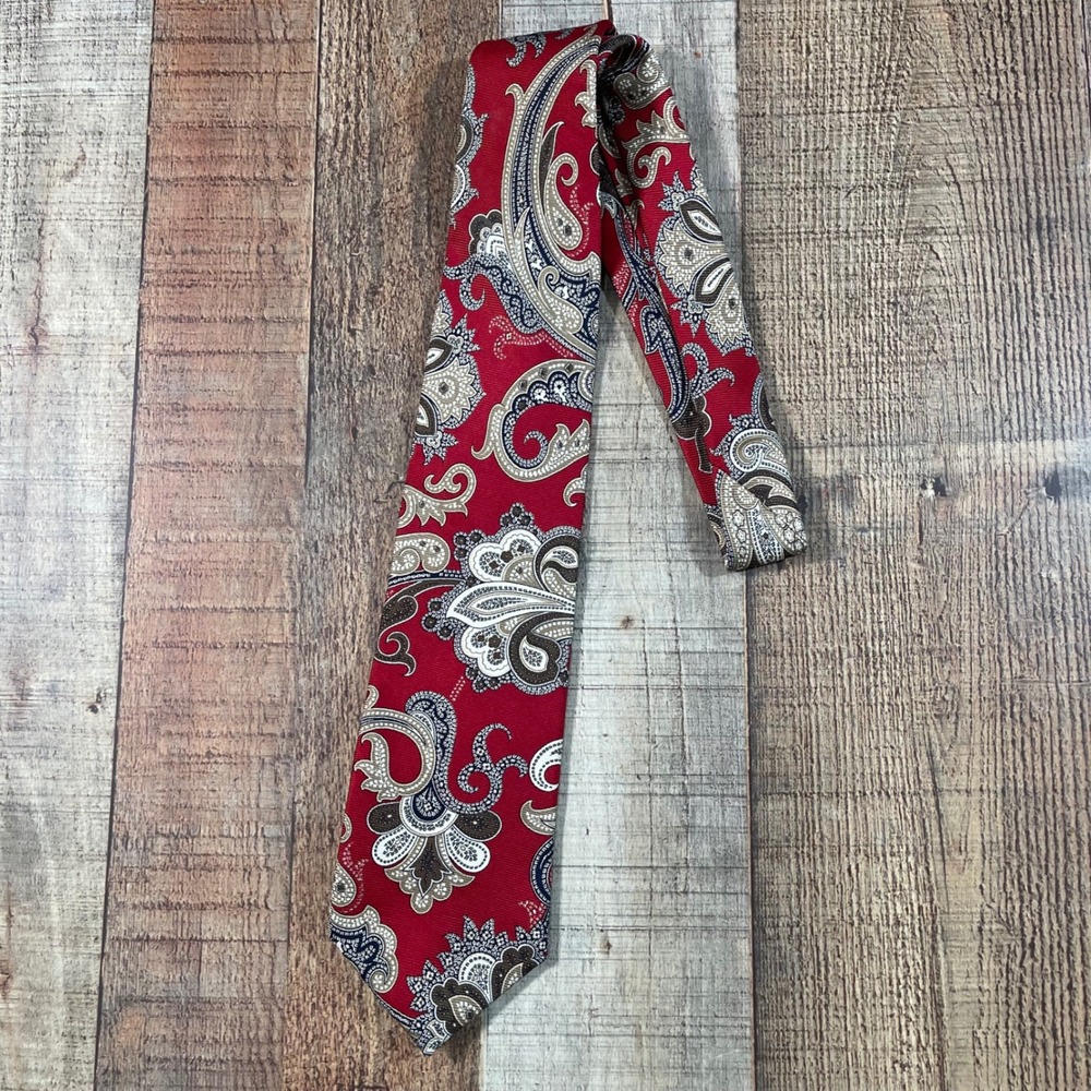 Brooks Brothers Makers Red Paisley Silk Tie Hand Made USA Men's Necktie Classic